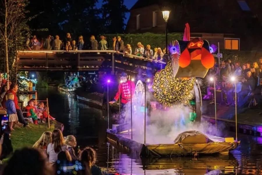 Giethoorn Gondelparade, Fahrt & Dinner